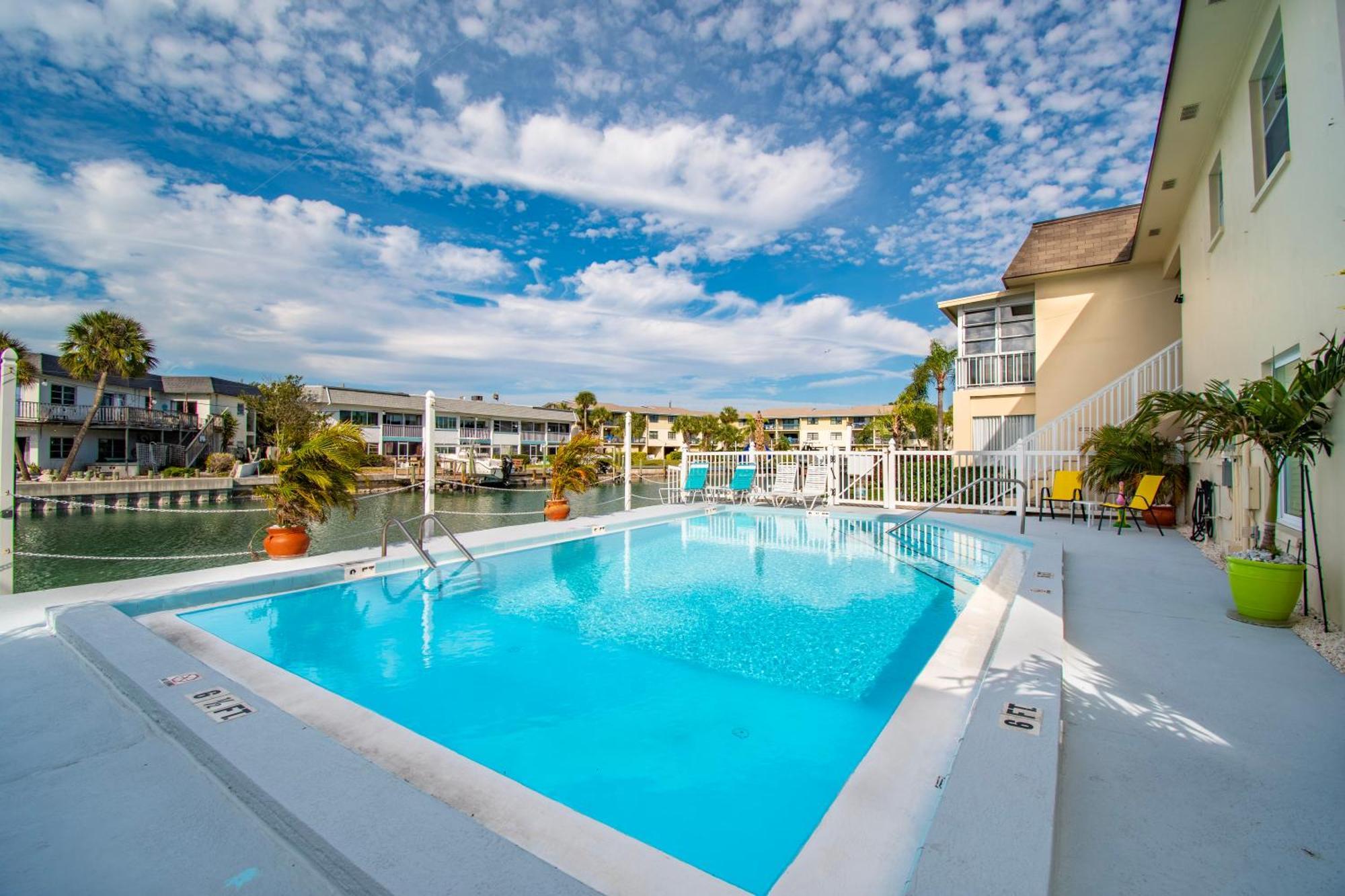 Апартаменти Funshine Pointe Capri Сент-Піт-Біч Екстер'єр фото