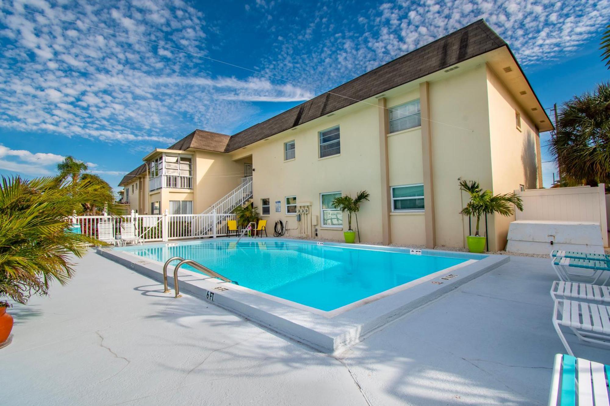 Апартаменти Funshine Pointe Capri Сент-Піт-Біч Екстер'єр фото