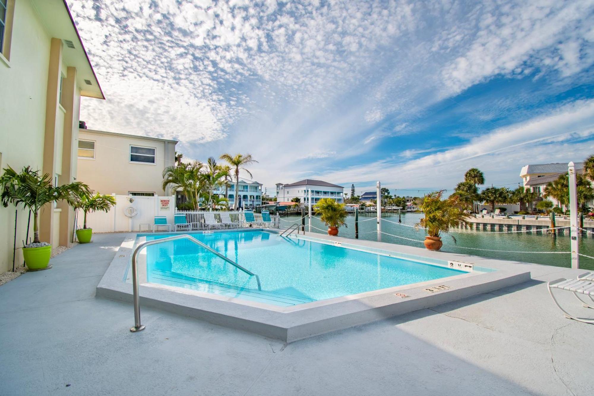 Апартаменти Funshine Pointe Capri Сент-Піт-Біч Екстер'єр фото